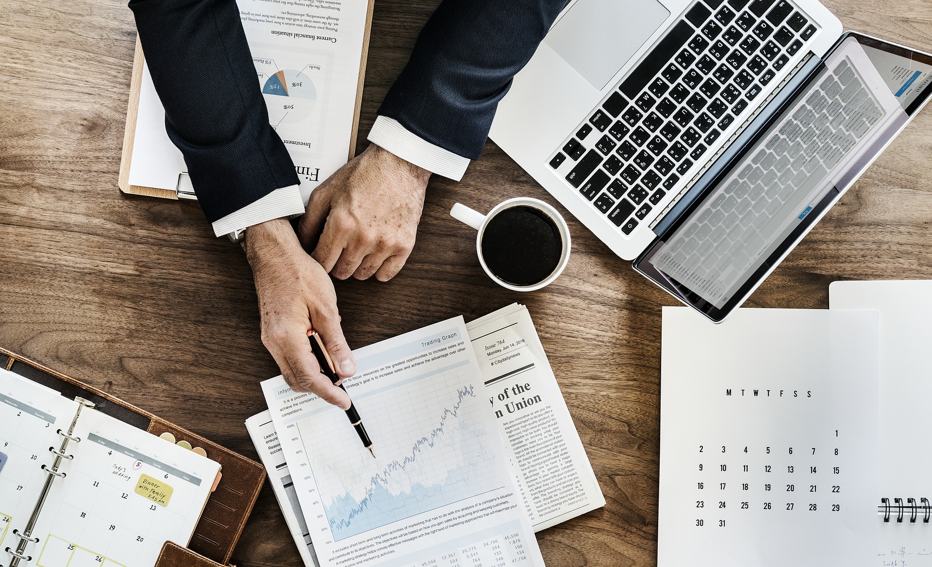 U koje akcije se investira novac - Ko vrši izbor akcija